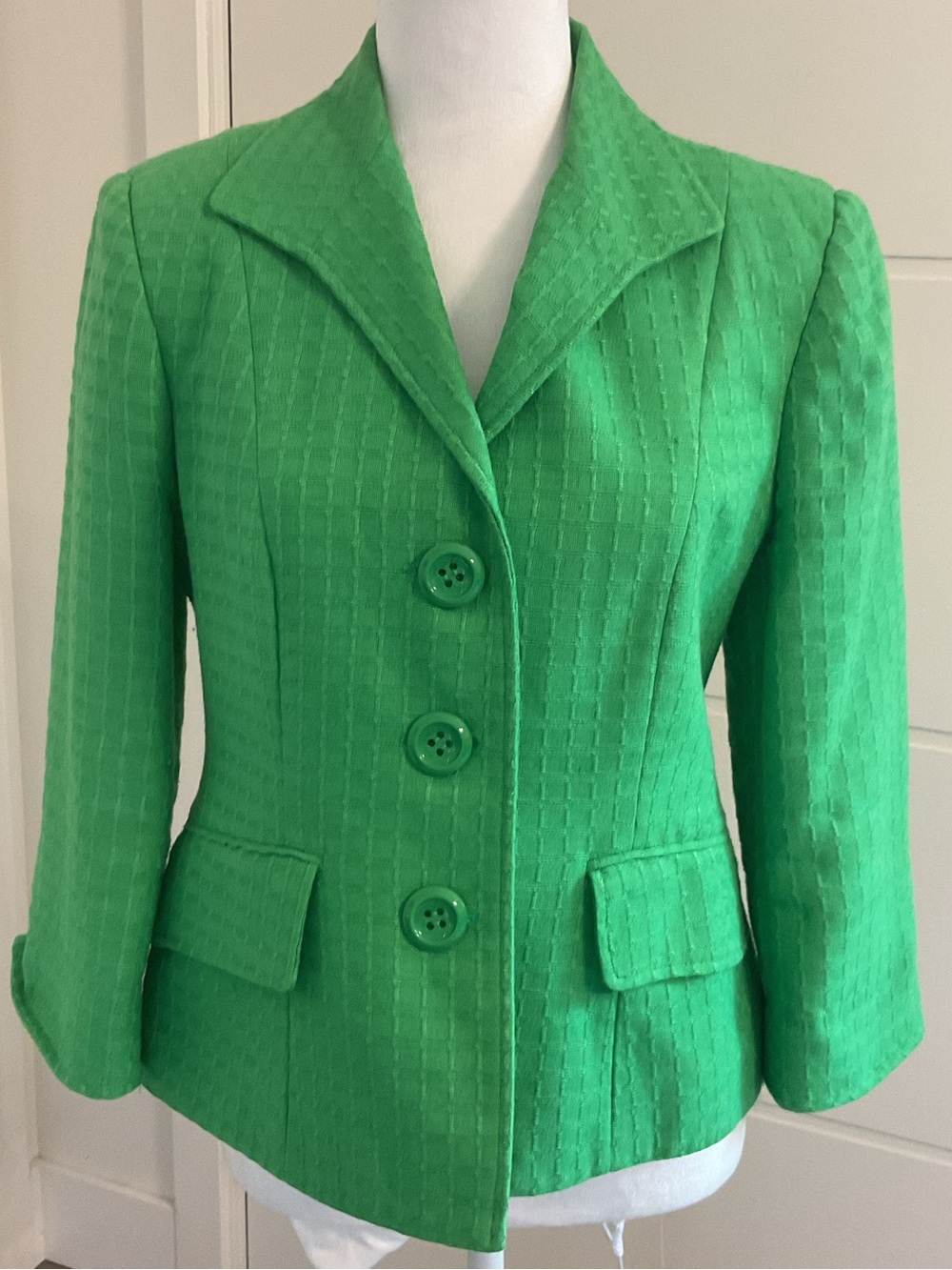 Investments Petites Vibrant 3 Button Structured Blazer in a Kelly Green